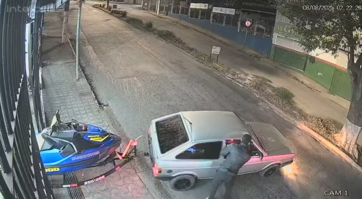 Em 5 minutos, dupla arromba loja de veículos e furta moto aquática em Divinópolis; veja VÍDEO