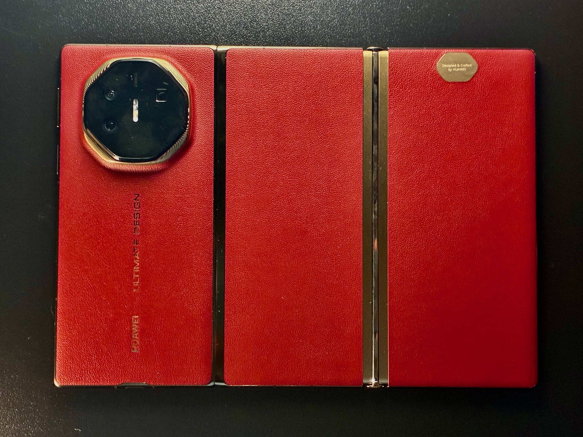 Huawei Mate XT Ultimate Design aberto, visto por trás. O acabamento é em couro vermelho. — Foto: Henrique Martin/g1