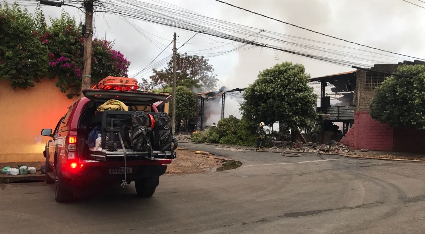 Fogo destrói galpão de reciclagens em Ribeirão Preto, SP