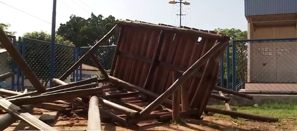 Após o caso, a população ficou revoltada e quebrou os brinquedos da praça.  — Foto: Reprodução/TV Mirante