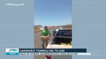 Caminhão carregado com tomates tomba na TO-040 e pessoas levam parte da carga