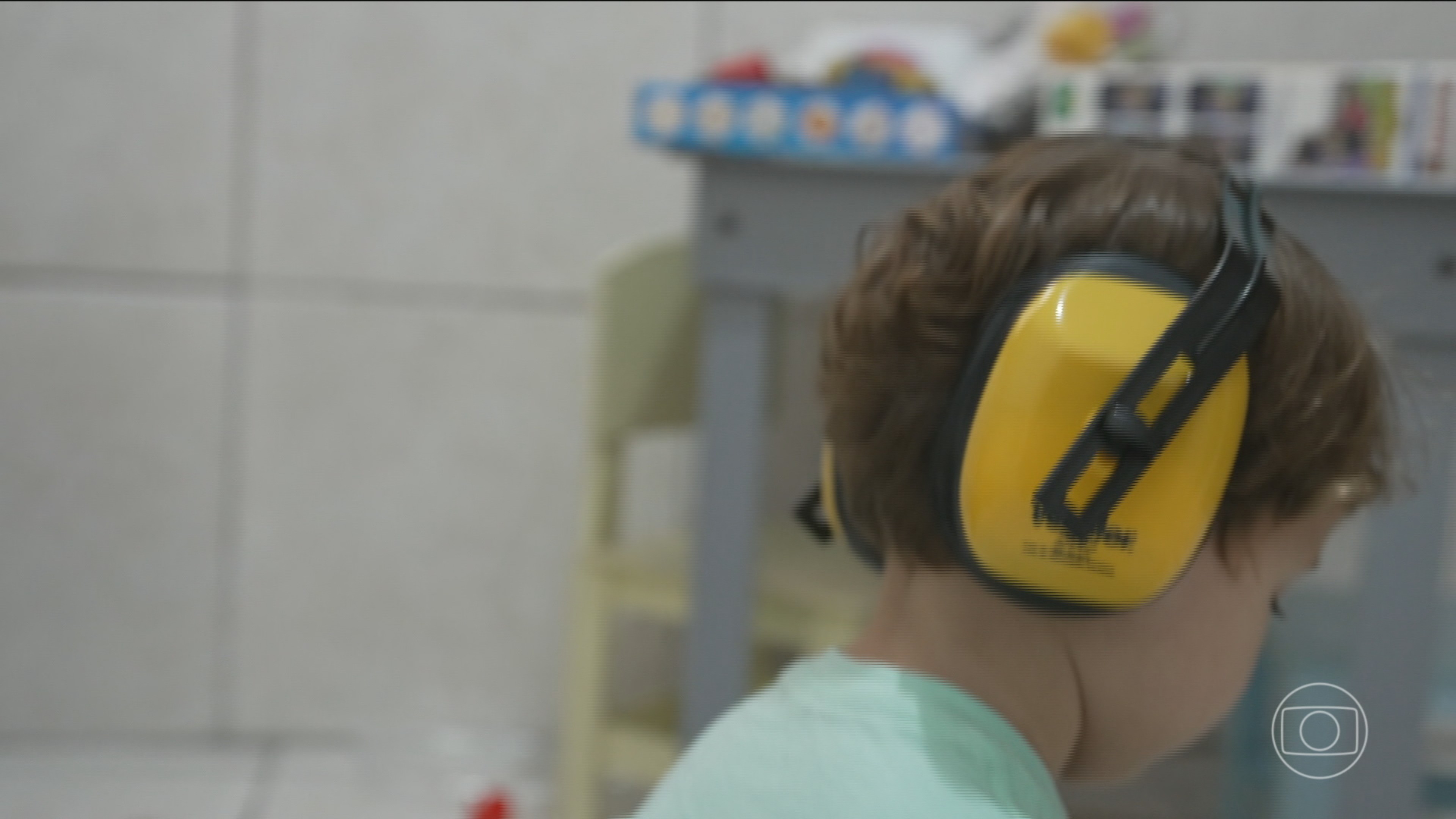 Mãe do Complexo do Alemão, no Rio, distribui fones com abafadores para que crianças não escutem sons dos tiros