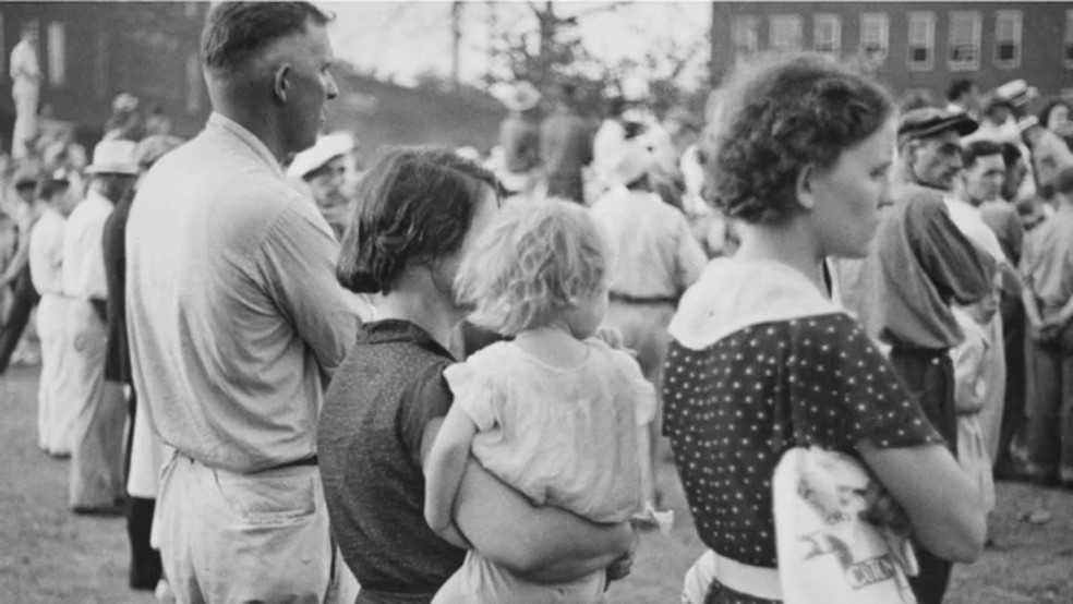 Homens, mulheres e crianças assistiram ao enforcamento, que marcou a última execução pública de grande repercussão nos EUA. — Foto: FGP/Staff/Getty Images via BBC