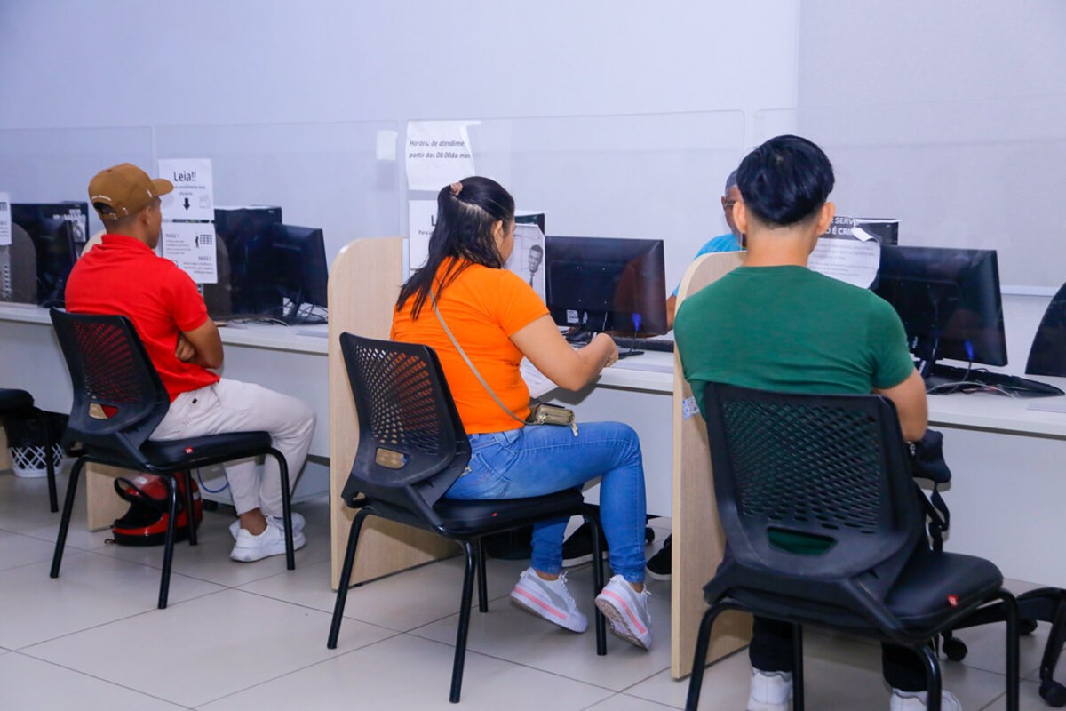 Mais de 300 vagas de emprego são ofertadas nesta segunda-feira (15) em Manaus