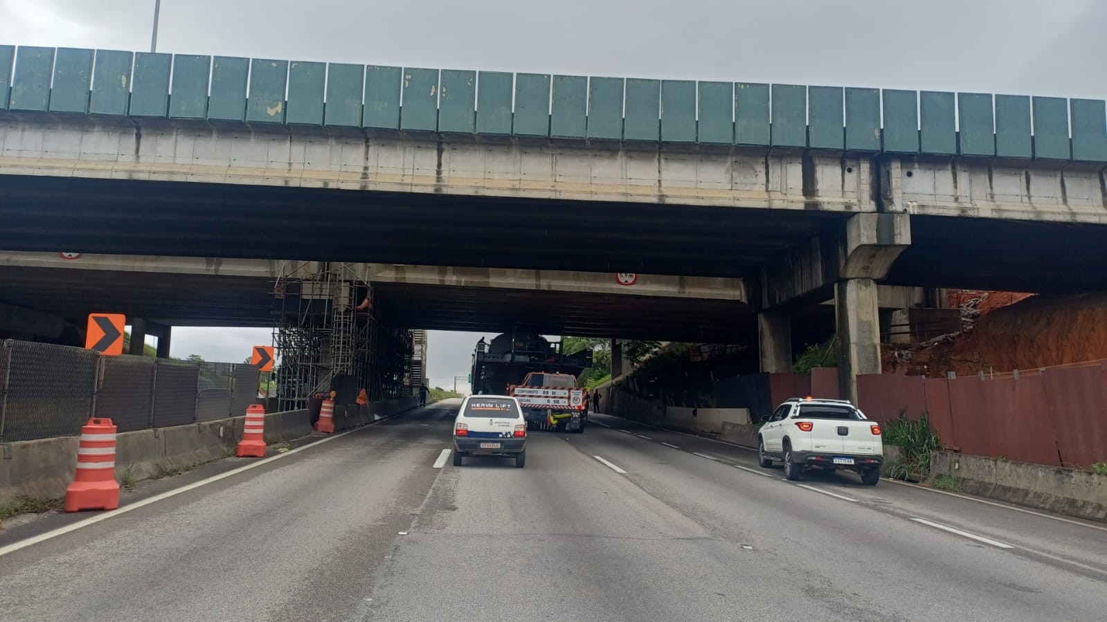 Caminhão com carga superdimensionada interdita pista da Dutra e causa 19 km de lentidão