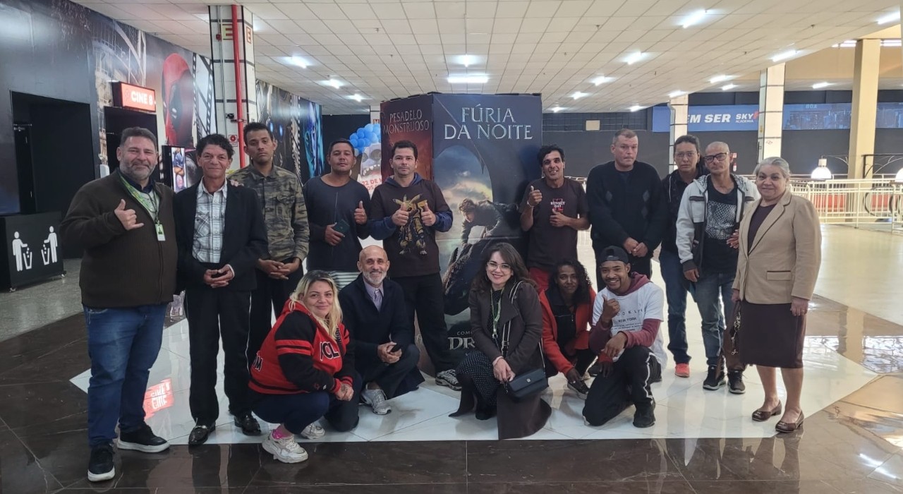 Projeto de reintegração social leva pessoas em situação de rua ao cinema no interior de SP: 'Ato de resgate humano'