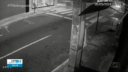 Câmera de segurança flagra momento que motocicleta bate em carro em Araguaína