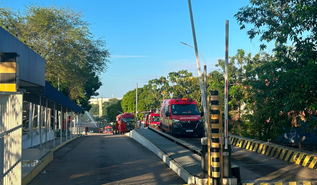 Após 14 horas, bombeiros seguem resfriando tanques após vazamento de estireno no Distrito Industrial de Manaus