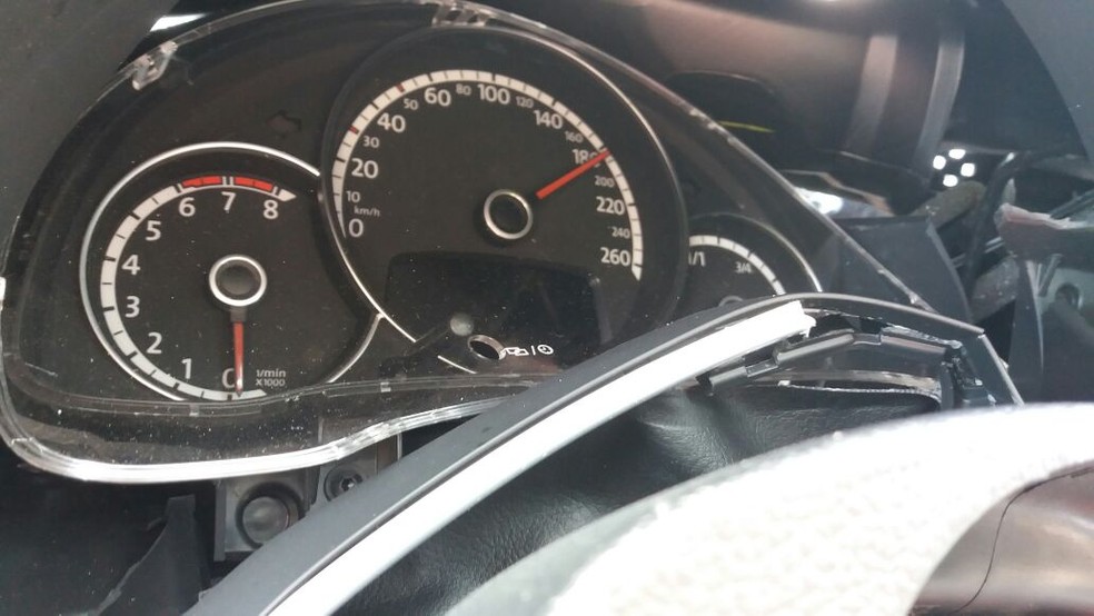 Painel do automóvel Volkswagen travou em 182 km/h. — Foto: Divulgação/ PRF