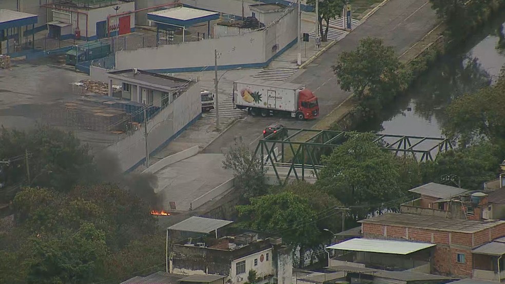 Barricada em Parada de Lucas — Foto: Reprodução/TV Globo