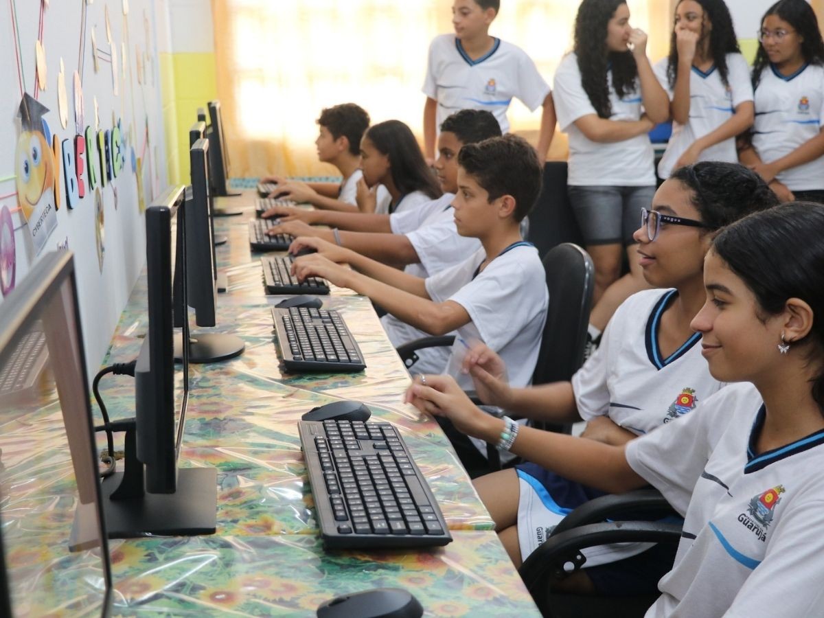Guarujá sanciona lei para criação de laboratórios digitais em escolas municipais; entenda