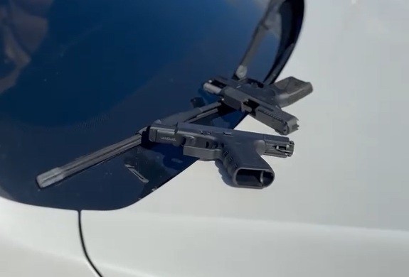 Dois homens em um carro de luxo são presos com armas, em João Pessoa