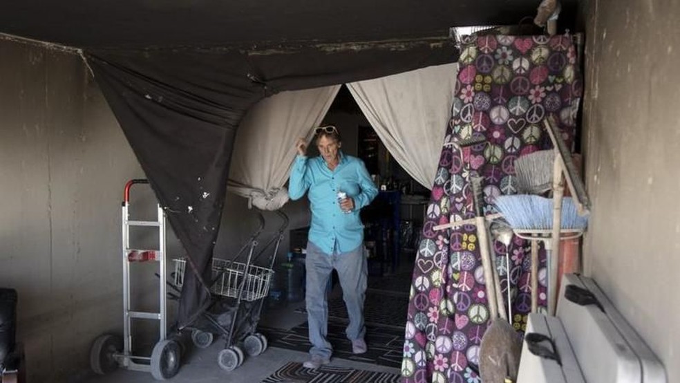 Steve sai das cortinas da sua casa no túnel conhecido como a caverna de Ali Babá — Foto: RONDA CHURCHILL