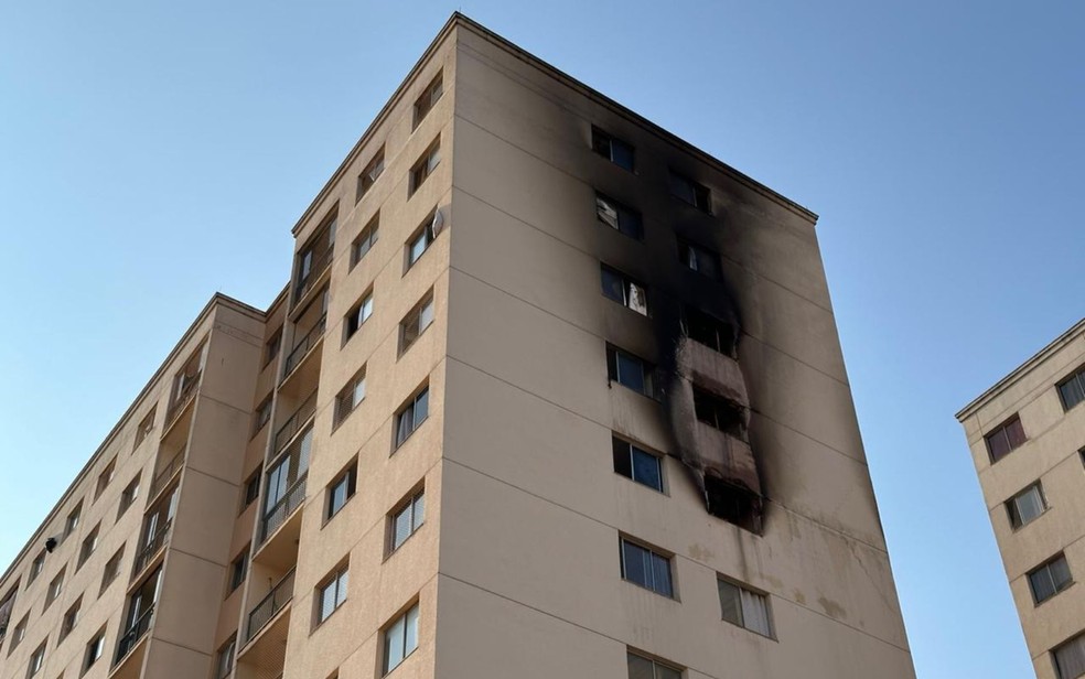 Parte lateral do bloco E do Condomínio Parque das Árvores incendiado, em Valparaíso de Goiás — Foto: Larissa Feitosa/g1 goiás