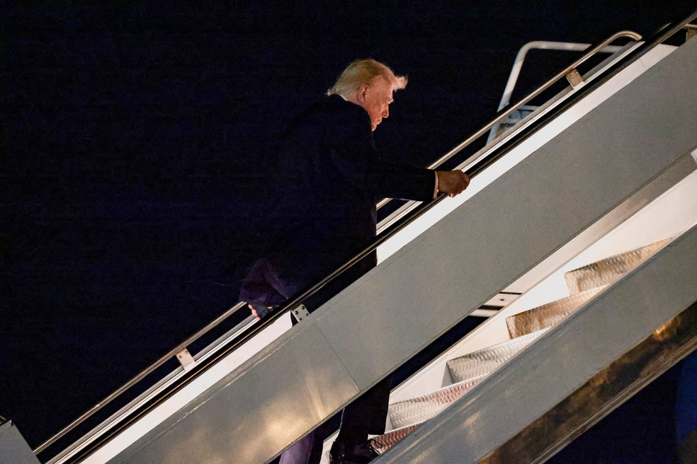 Trump embarca no AirForce 1 para retornar à Washington na noite deste domingo (4) — Foto: Jonathan Ernst/Reuters