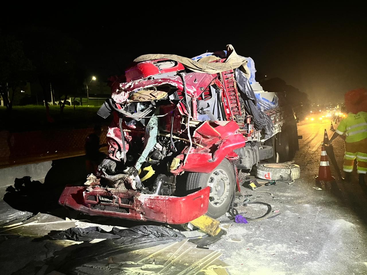 Motorista morre em acidente entre duas carretas na Dutra, em São José dos Campos