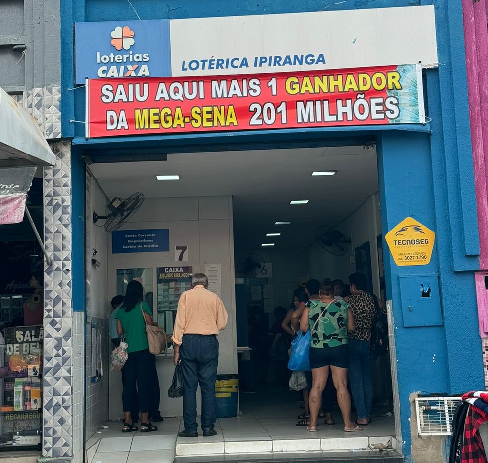 Lotérica que registrou aposta ganhadora da Mega-Sena em Cuiabá tem aumento no movimento — Foto: Carolina Andreani/TVCA