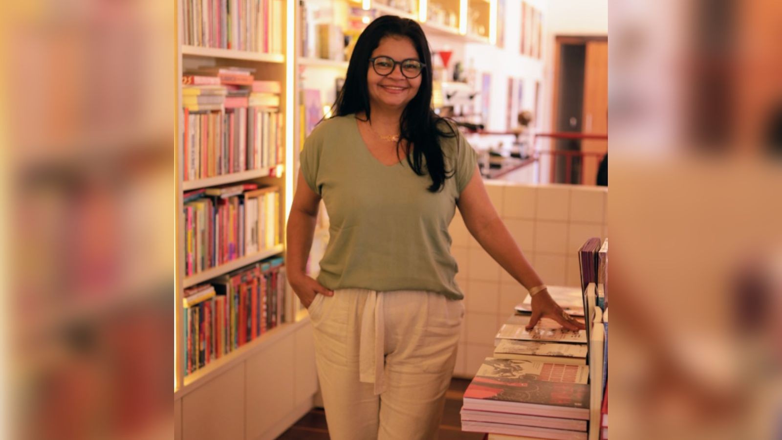 Santarena, doutora e escritora, participa da 28ª Bienal Internacional do Livro de São Paulo