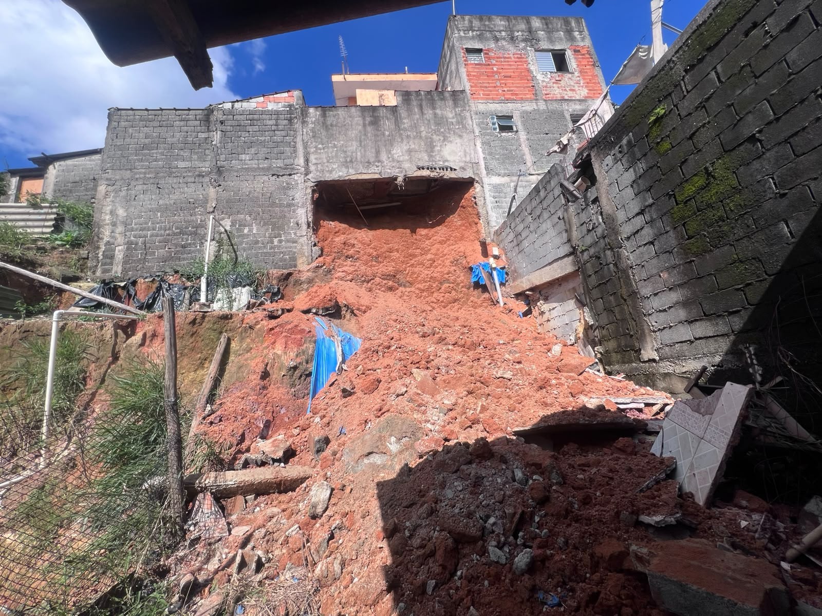 Deslizamento de terra e queda de muro deixam duas casas parcialmente interditadas em Itaquaquecetuba