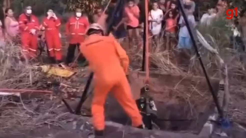 Vítima foi resgatada pelo Corpo de Bombeiros — Foto: Reprodução