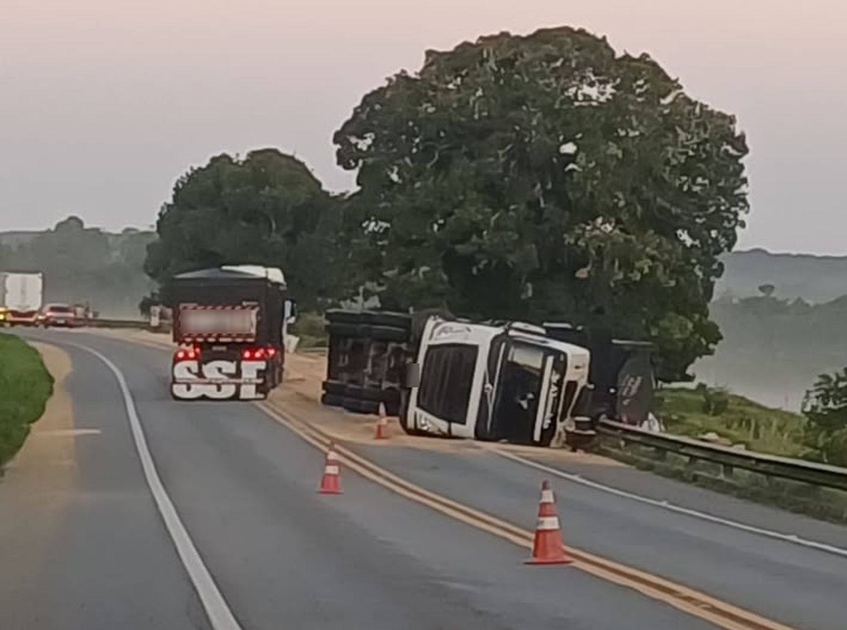Tombamento de caminhão com carga de milho trava trecho da BR-101 em Santa Luzia do Itanhy