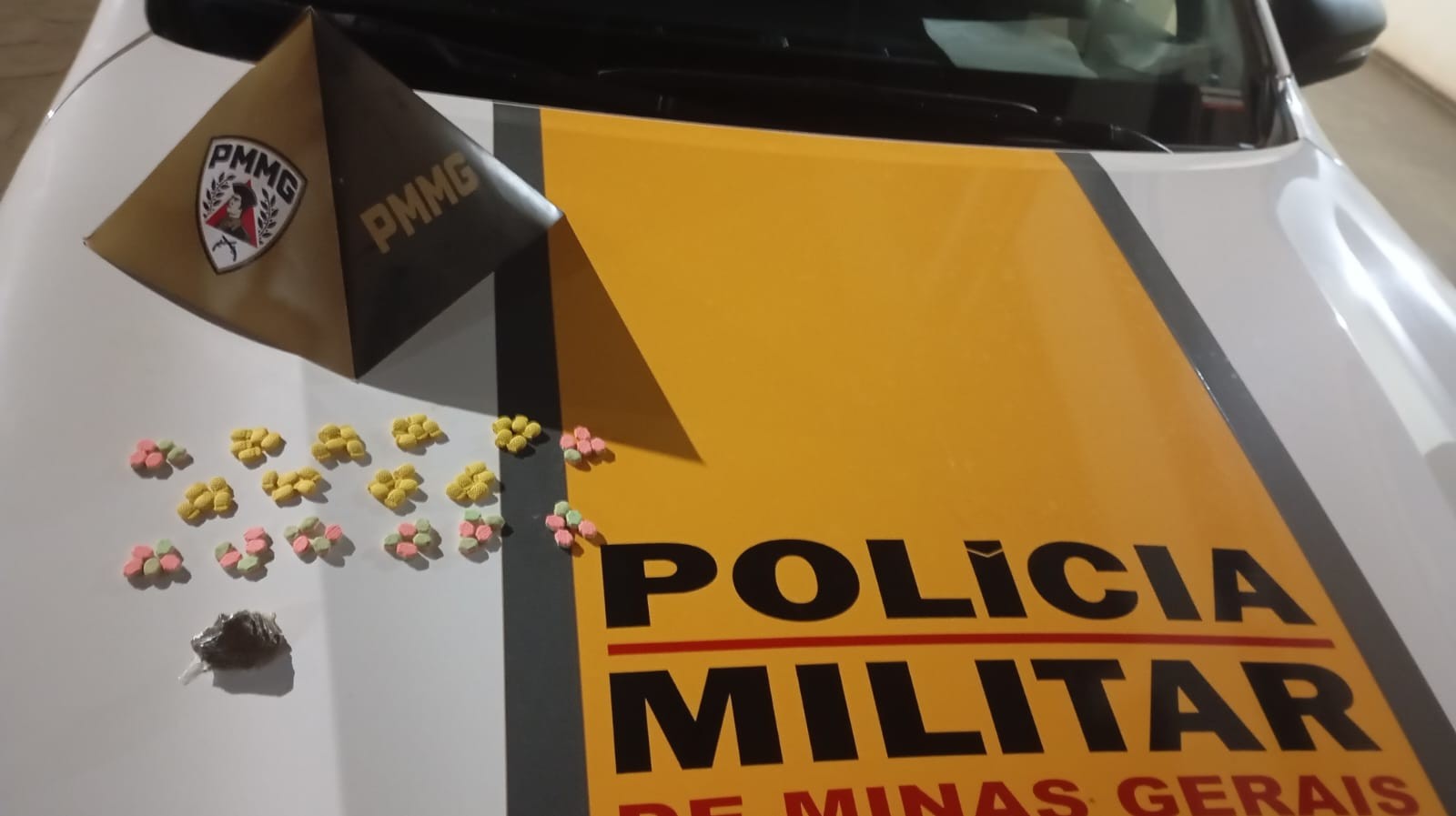 Perseguição policial termina com apreensão de ecstasy, LSD e maconha na LMG-629