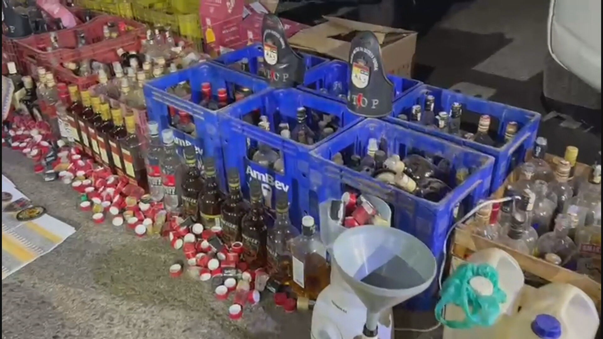 PM prende suspeito de falsificar e adulterar bebidas alcoólicas para venda no DF