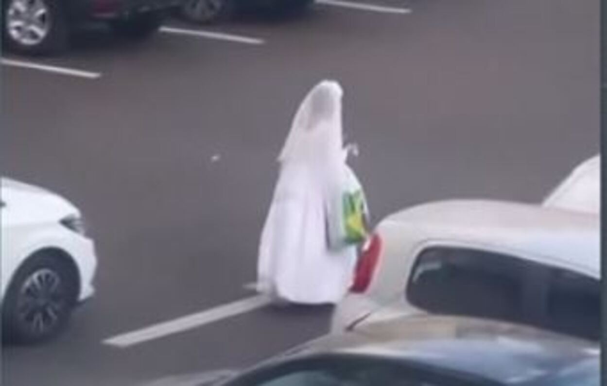 Vestida de noiva, dona de casa de 70 anos faz compras e viraliza: 'Sem medo de ser feliz'; VEJA VÍDEO 