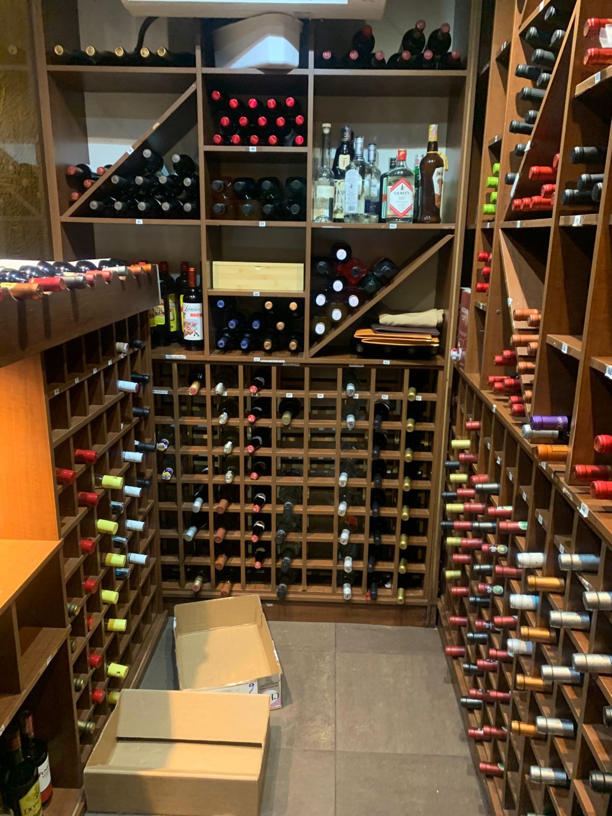 Polícia apreende garrafas de vinho falsificadas em restaurantes de luxo em Curitiba