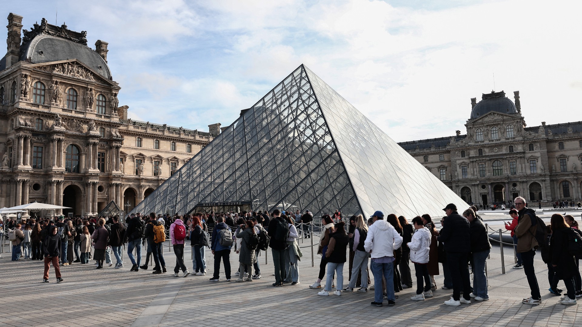 Diretora do Louvre admite 'falha terrível' em roubo de joias e diz que sistema de vigilância do lado de fora do museu é insuficiente