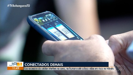 Uso excessivo do celular pode afetar a saúde e até causar acidentes no trânsito
