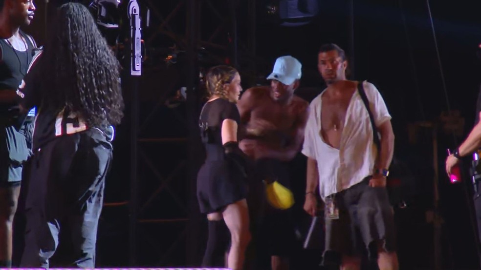 Madonna tira máscara durante ensaio — Foto: Reprodução/GloboNews