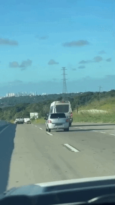 Discussão no trânsito e 'briga' por faixa termina em capotamento, na Grande João Pessoa; VÍDEO