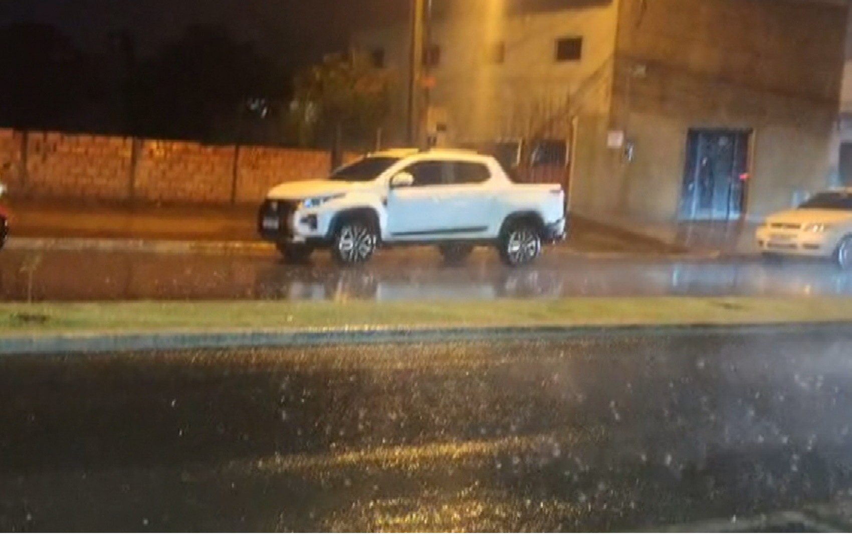 Chuva fora de época surpreende moradores de Goiás; vídeo