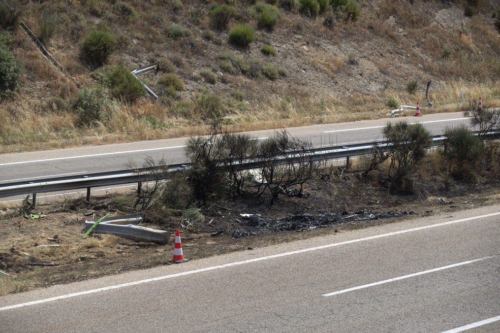O local do acidente de carro no qual o jogador do Liverpool Diogo Jota e seu irmão morreram na cidade de Zamora, no noroeste da Espanha, na quinta-feira, 3 de julho de 2025 — Foto: AP