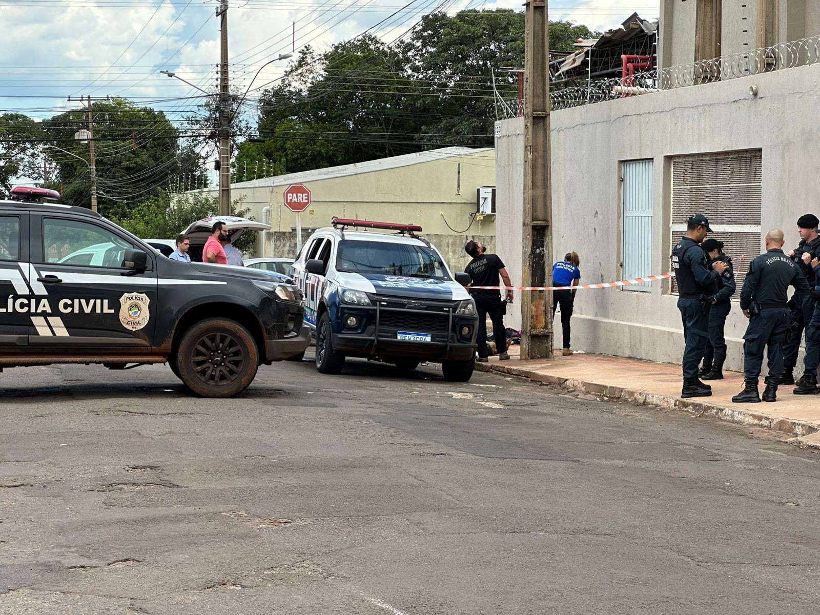 Homem morre eletrocutado após subir em poste para furtar fios em Campo Grande; vídeo