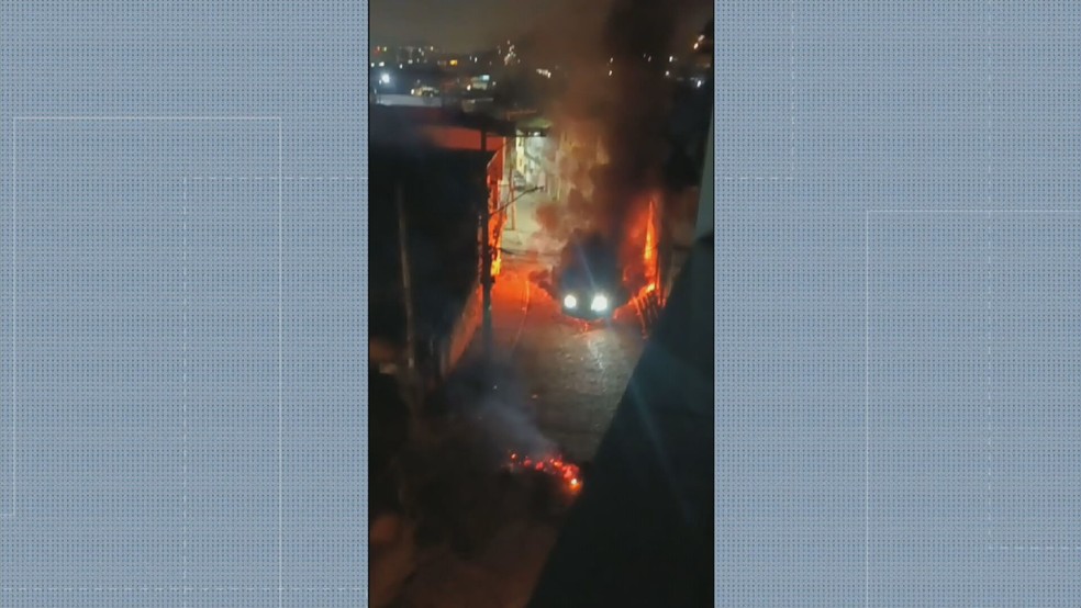 Veículo blindado da polícia foi incendiado na Praça Seca, na Zona Oeste do Rio — Foto: Reprodução/ TV Globo