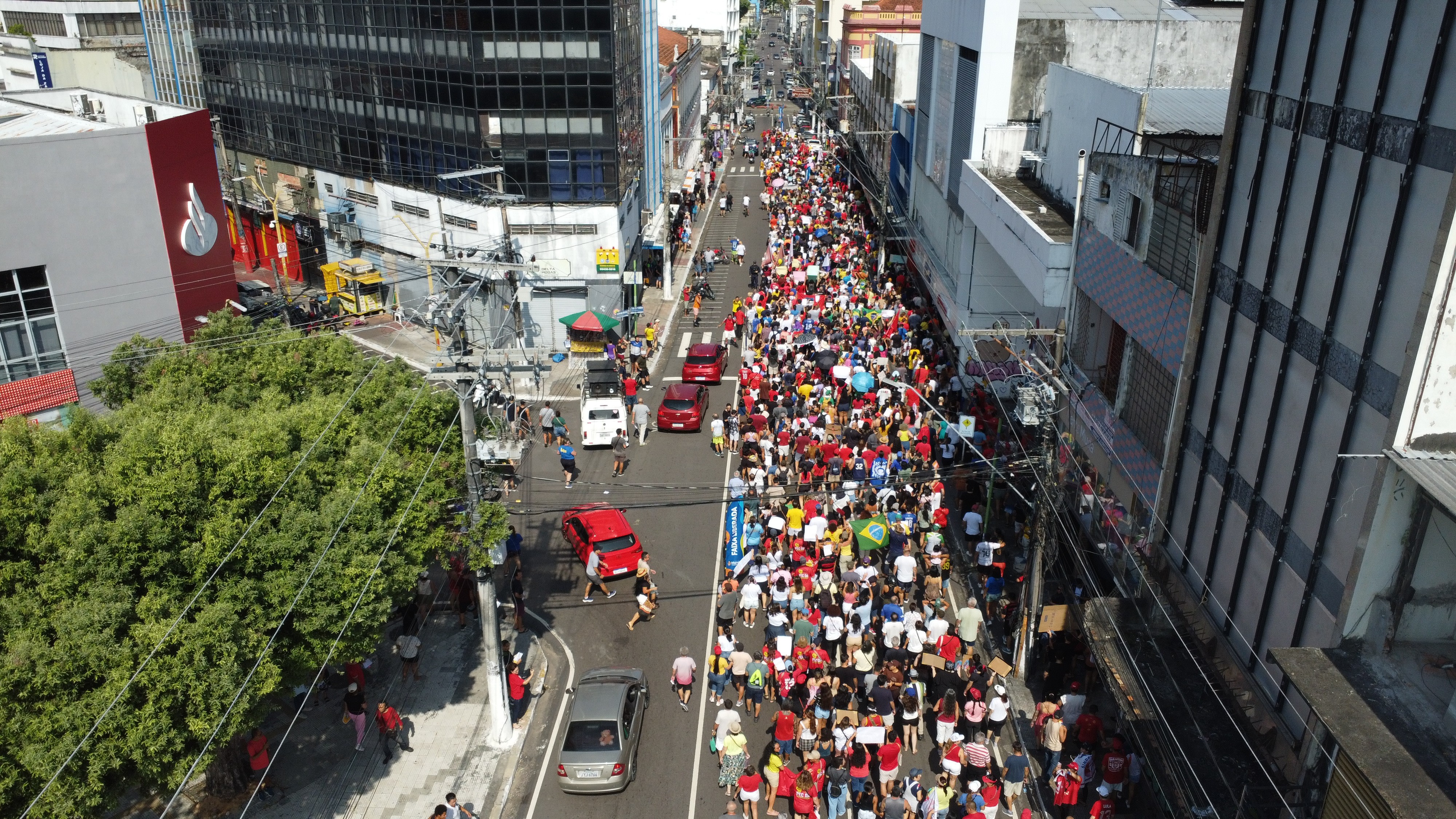 Ato contra PEC da Blindagem e anistia reúne manifestantes em Manaus