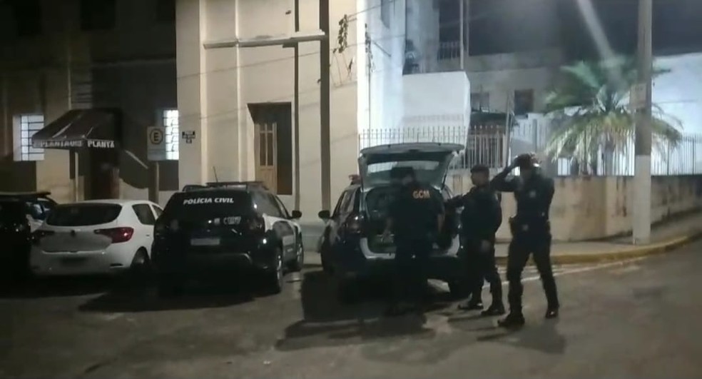 Homem é preso após furtar escola e se esconder dentro de brinquedo de parquinho em Varginha (MG) — Foto: Divulgação/Guarda Civil Municipal
