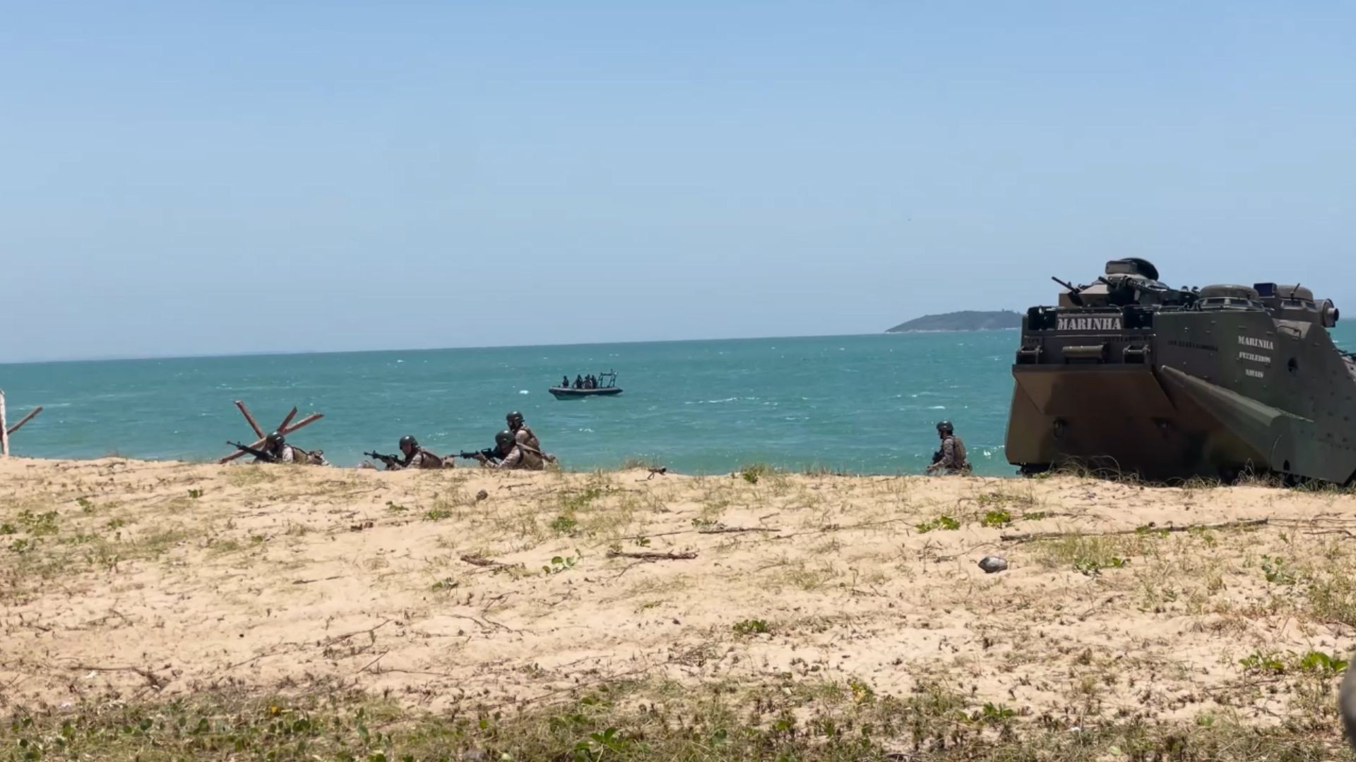 Litoral do ES e RJ viram cenário de guerra durante operação de treinamento da Marinha brasileira