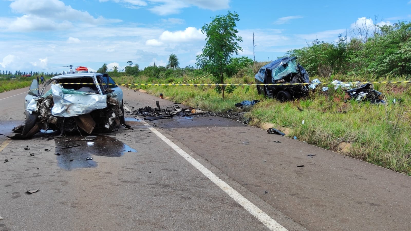 Motorista perde controle do carro, invade pista contrária e bate de frente com outro veículo, no Paraná; jovens morreram na hora