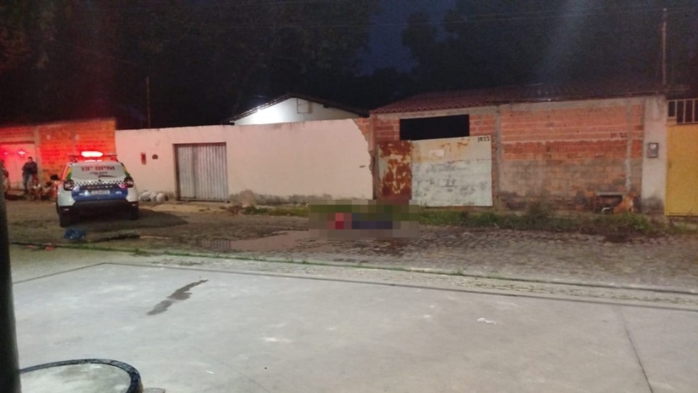 Criminosos matam frentista com tiros na cabeça e atingem mulher que estava dentro de casa em Teresina — Foto: Francisco Filho