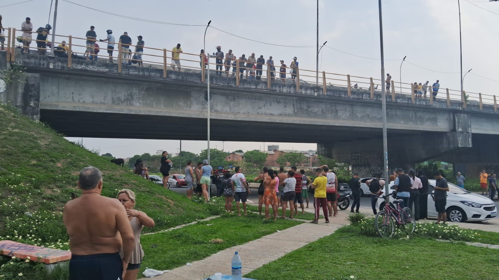 Mulher morre após cair de ponte na Zona Sul de Manaus