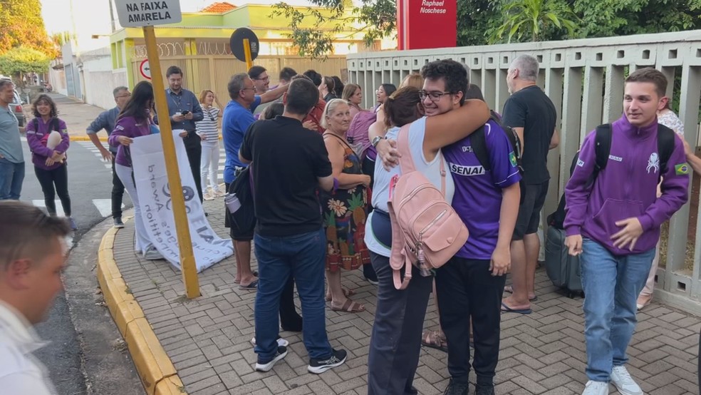 3 de 3
Equipe vencedora chegou a Bauru nesta quarta-feira (6) &mdash; Foto: TV TEM/Reprodu&ccedil;&atilde;o