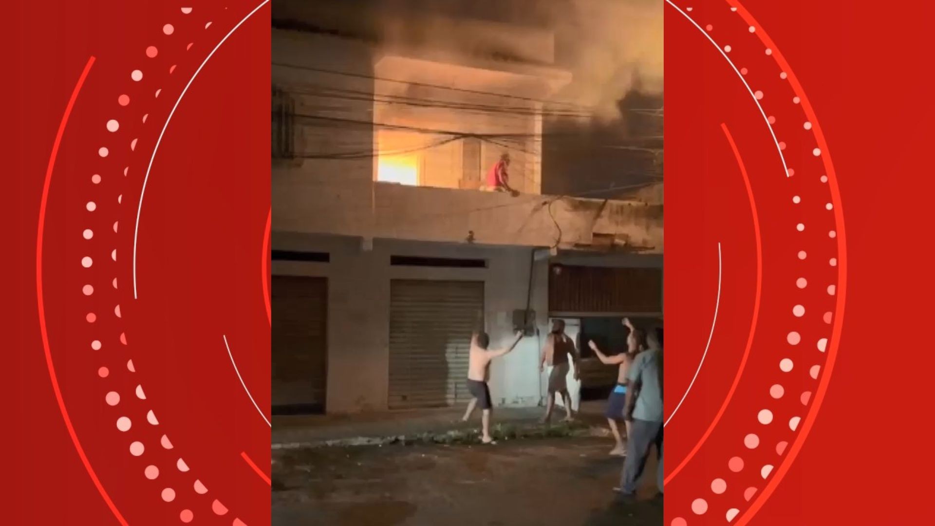 VÍDEO: Idoso de 94 anos é resgatado por vizinhos após incêndio atingir casa, em Vila Velha