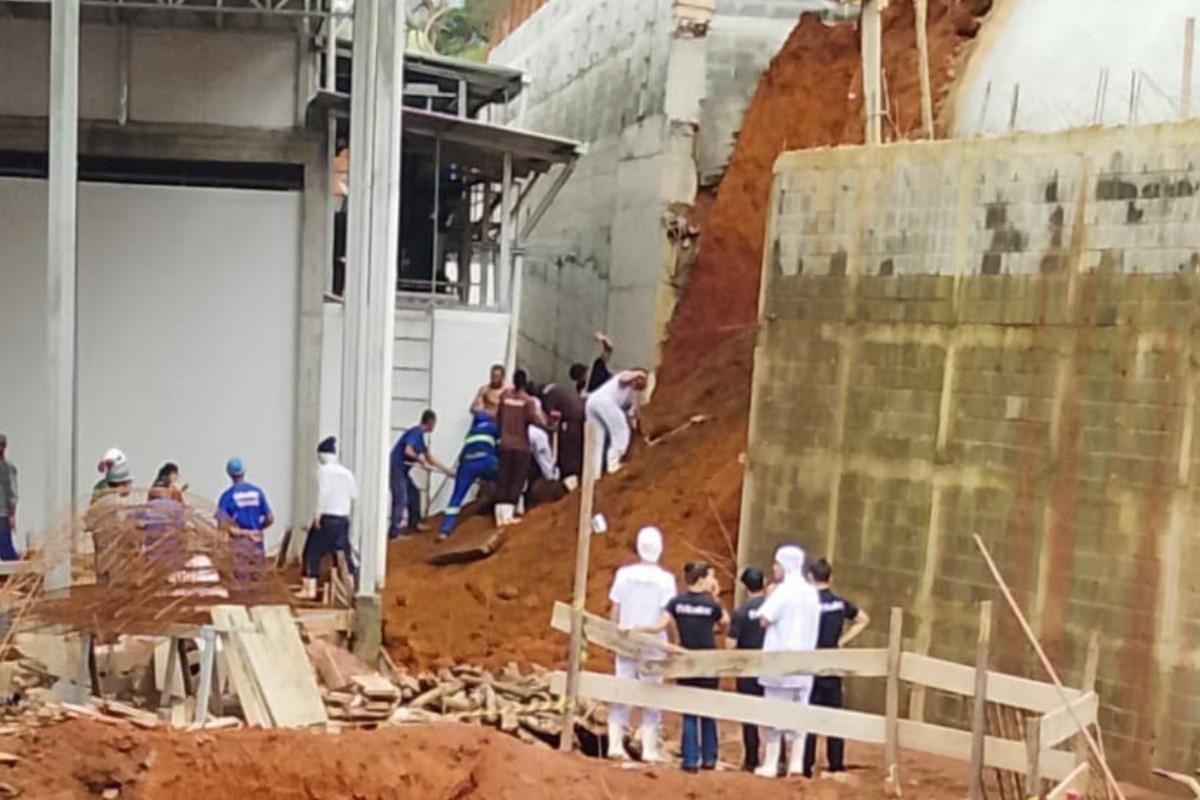 Dois trabalhadores morrem e um é levado ao hospital após soterramento em Maripá de Minas