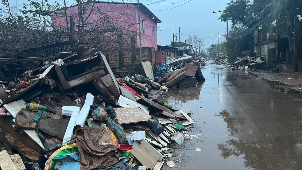 Entulho acumulado em rua de Eldorado do Sul, cidade atingida por enchente no RS — Foto: Carolina Aguaidas/RBS TV