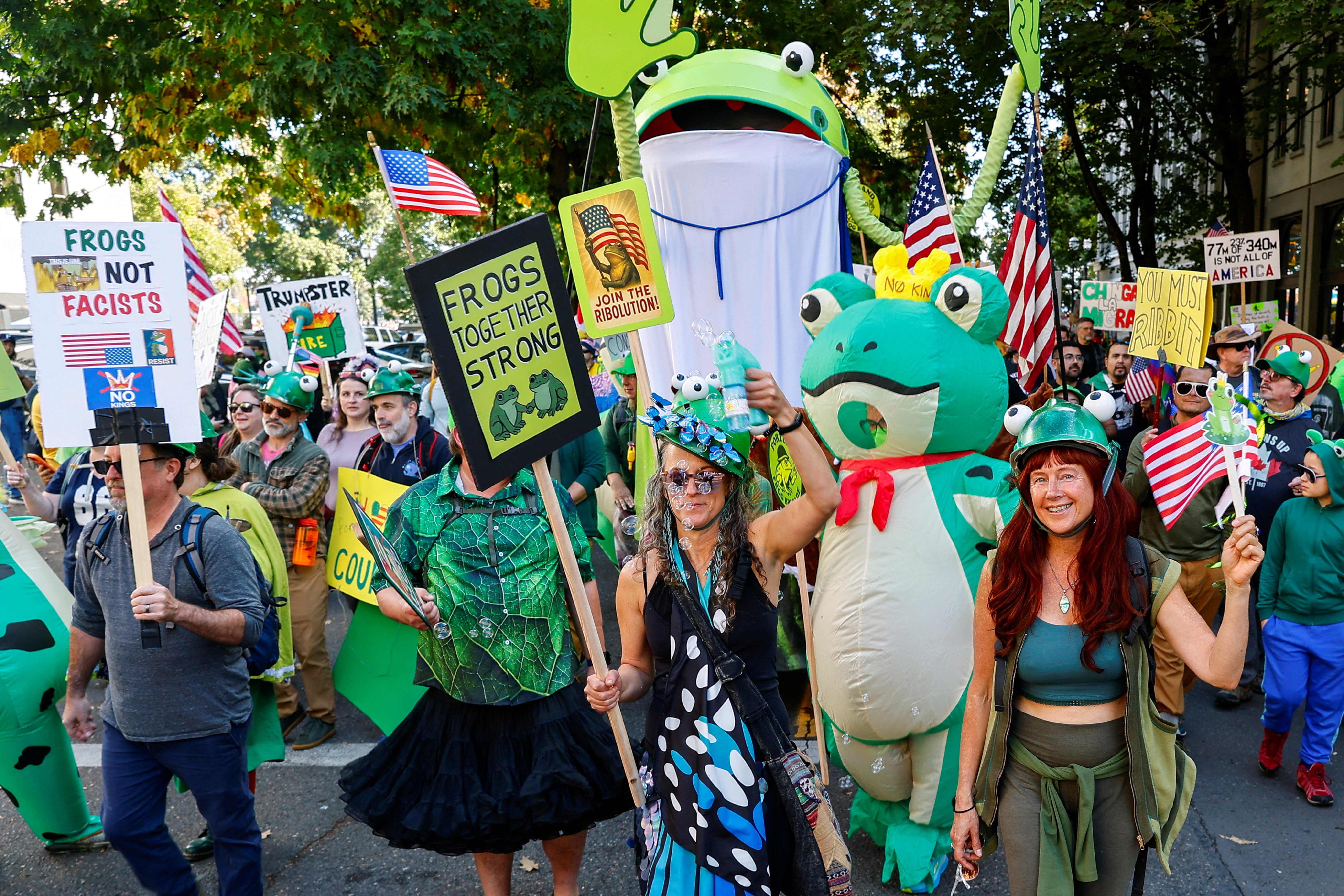 'No Kings': por que manifestantes se fantasiam de alien, unicórnio, galinha e etc nos protestos contra Trump