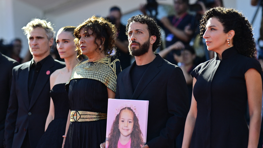 O filme sobre assassinato de criança em Gaza que se tornou o mais aplaudido da história do Festival de Veneza - 'The Voice of Hind Rajab' reconstitui o assassinato de uma menina palestina que estava em carro alvejado por forças israelenses.