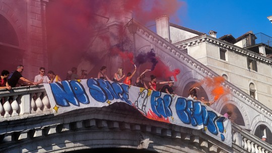 Casamento de Bezos gera protestos em Veneza; moradores dizem que cidade virou 'parque dos ricos' - Na manifestação, há cartazes e notas falsas de dólar com o rosto do fundador da Amazon e uma faixa que diz 'Sem espaço para Bezos'.